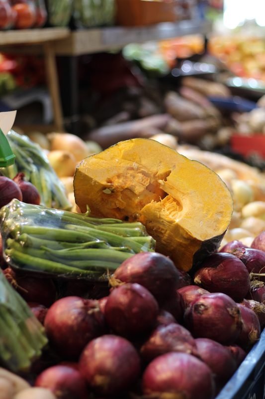 Abóbora cabotiá cortada, vagem e cebola roxa