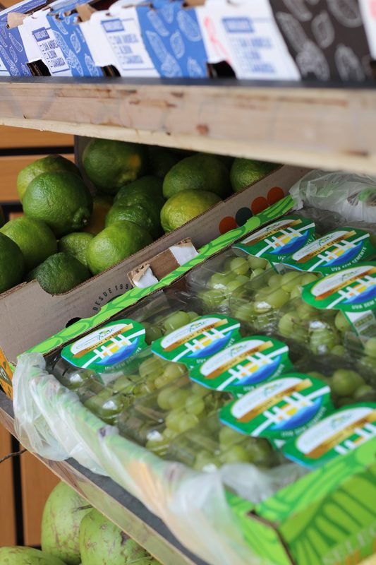 Caixas de uva verde na prateleira